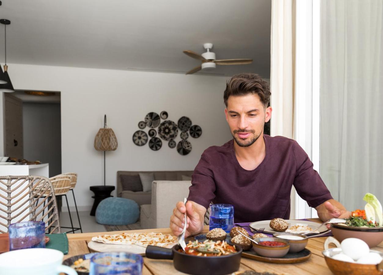 Cloud 7 Residences Ayla Aqaba Exterior photo A man eating a meal