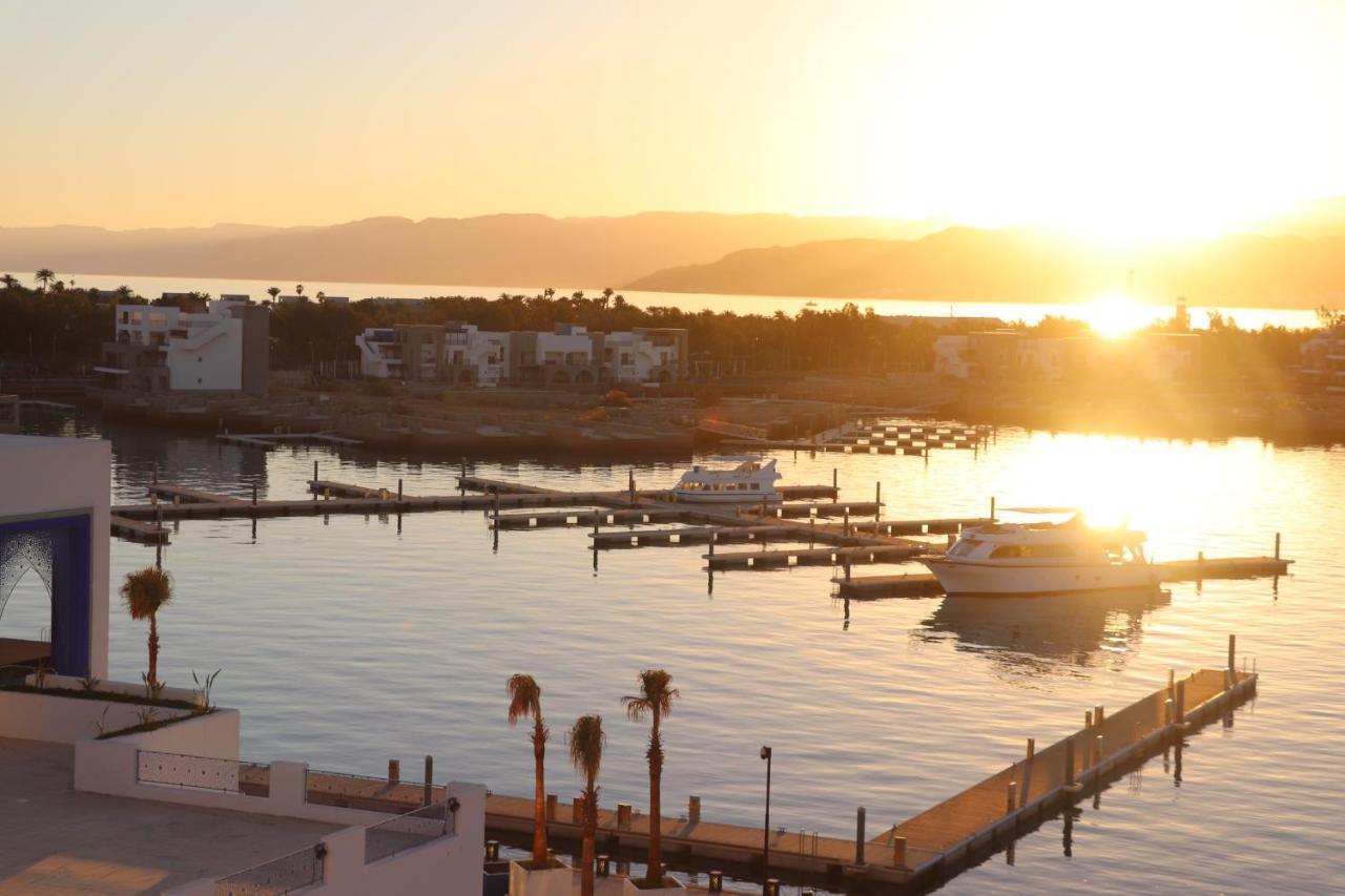 Cloud 7 Residences Ayla Aqaba Exterior photo Sunset at the marina
