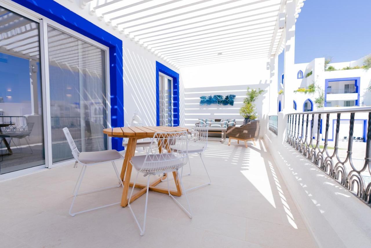 Cloud 7 Residences Ayla Aqaba Exterior photo A balcony