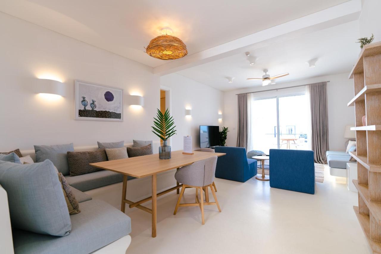 Cloud 7 Residences Ayla Aqaba Exterior photo A living room